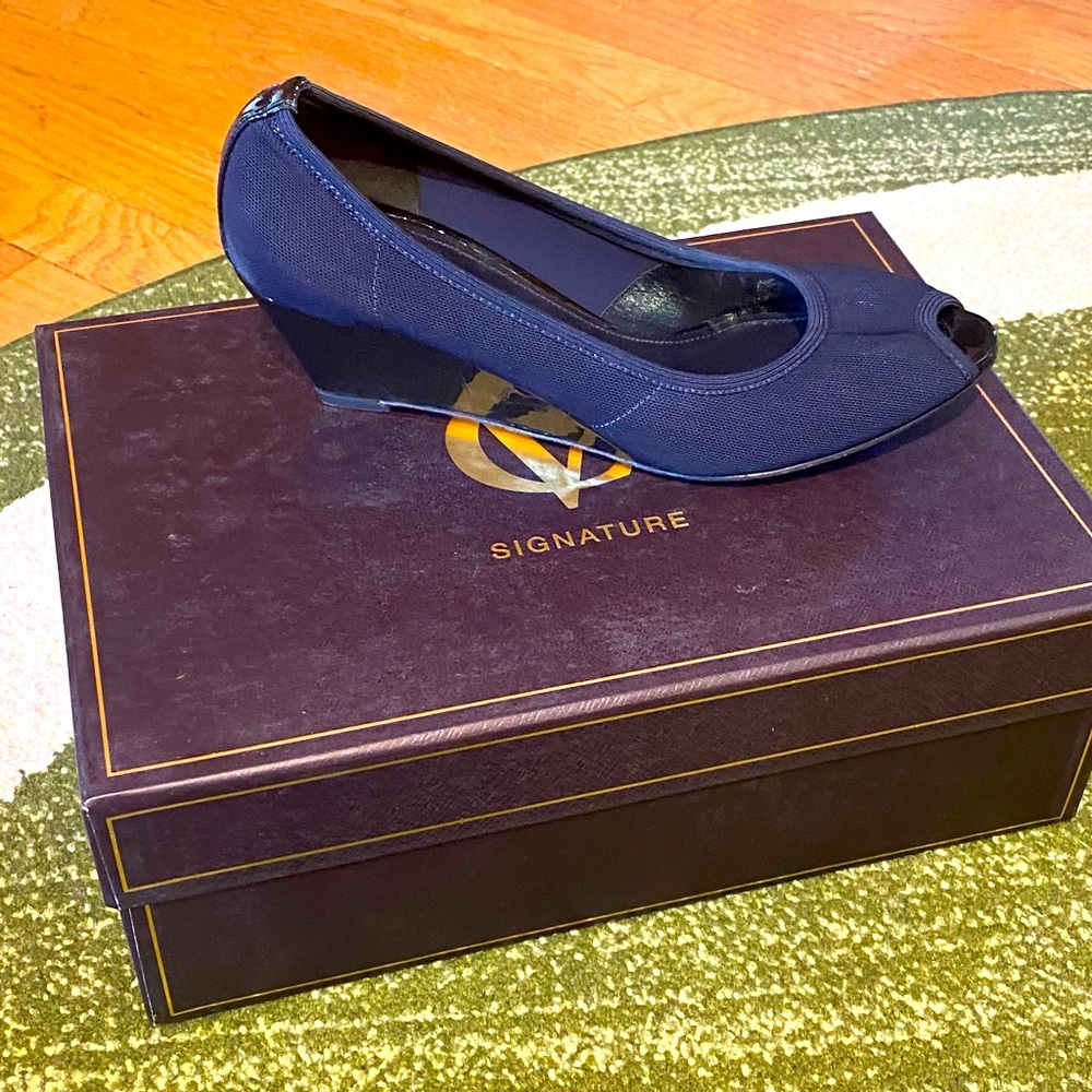 Vince Camuto Signature Navy Mesh Elastic Pump
